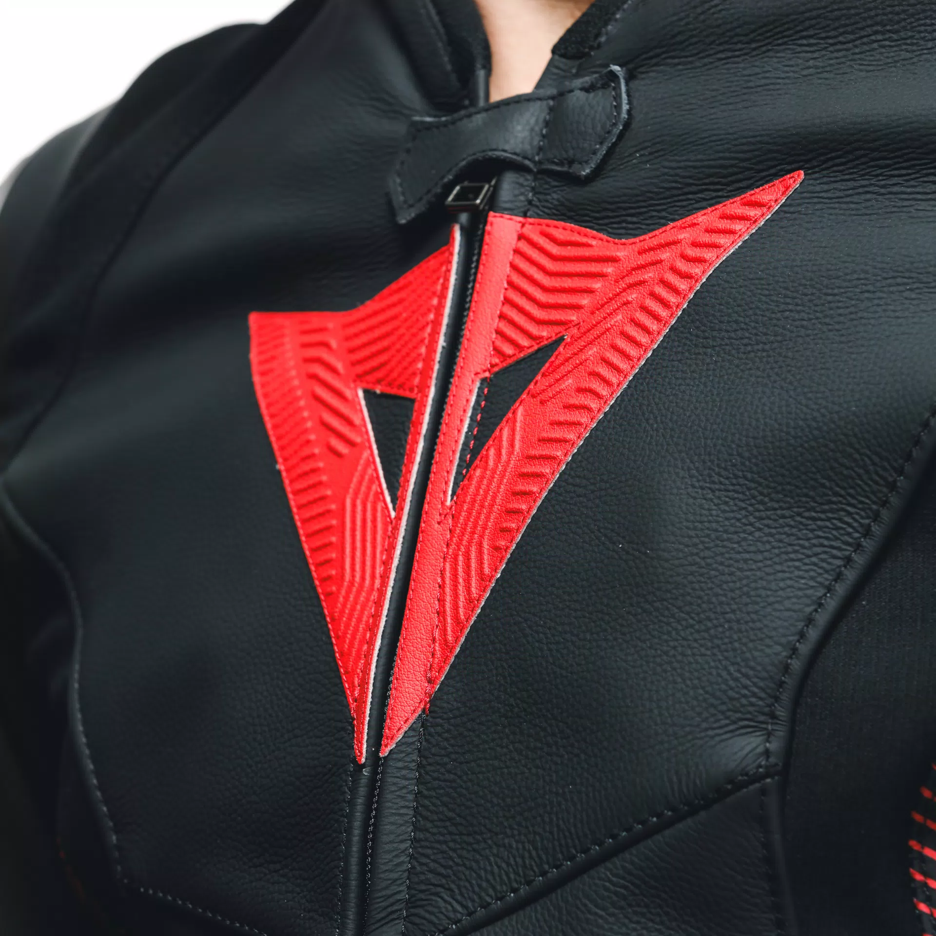 Dainese m. usnjena motoristična jakna AVRO 5 Črna/Rdeča/Bela 60