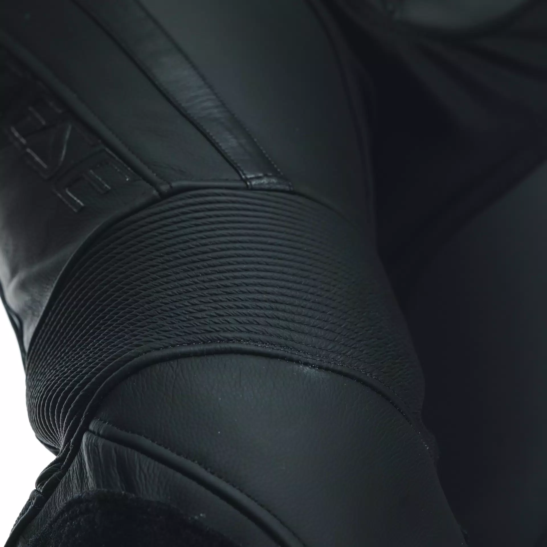 Dainese ž. usnjene motoristične hlače DELTA 4 Črna/Črna 44