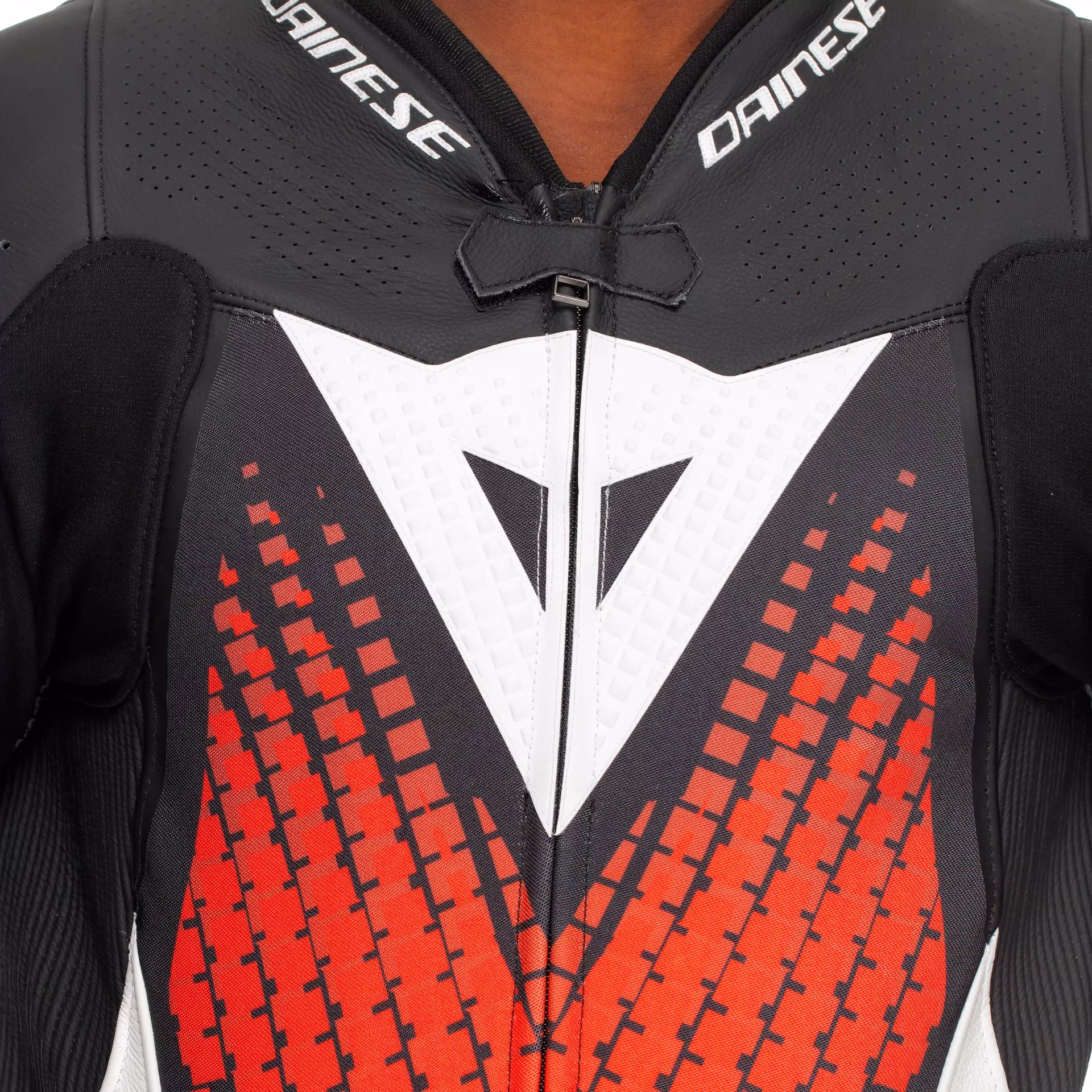 Dainese m. motoristični kombinezon LAGUNA SECA 1D V6 perforiran Črna/Bela/Rdeča Fluo 54