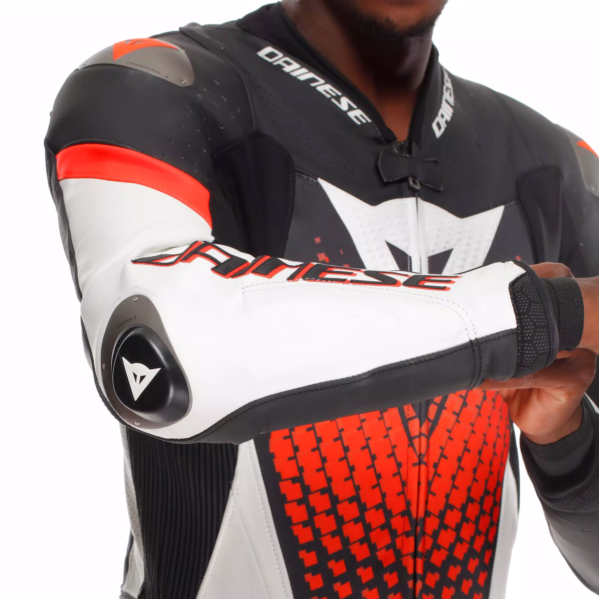 Dainese m. motoristični kombinezon LAGUNA SECA 1D V6 perforiran Črna/Bela/Rdeča Fluo 56