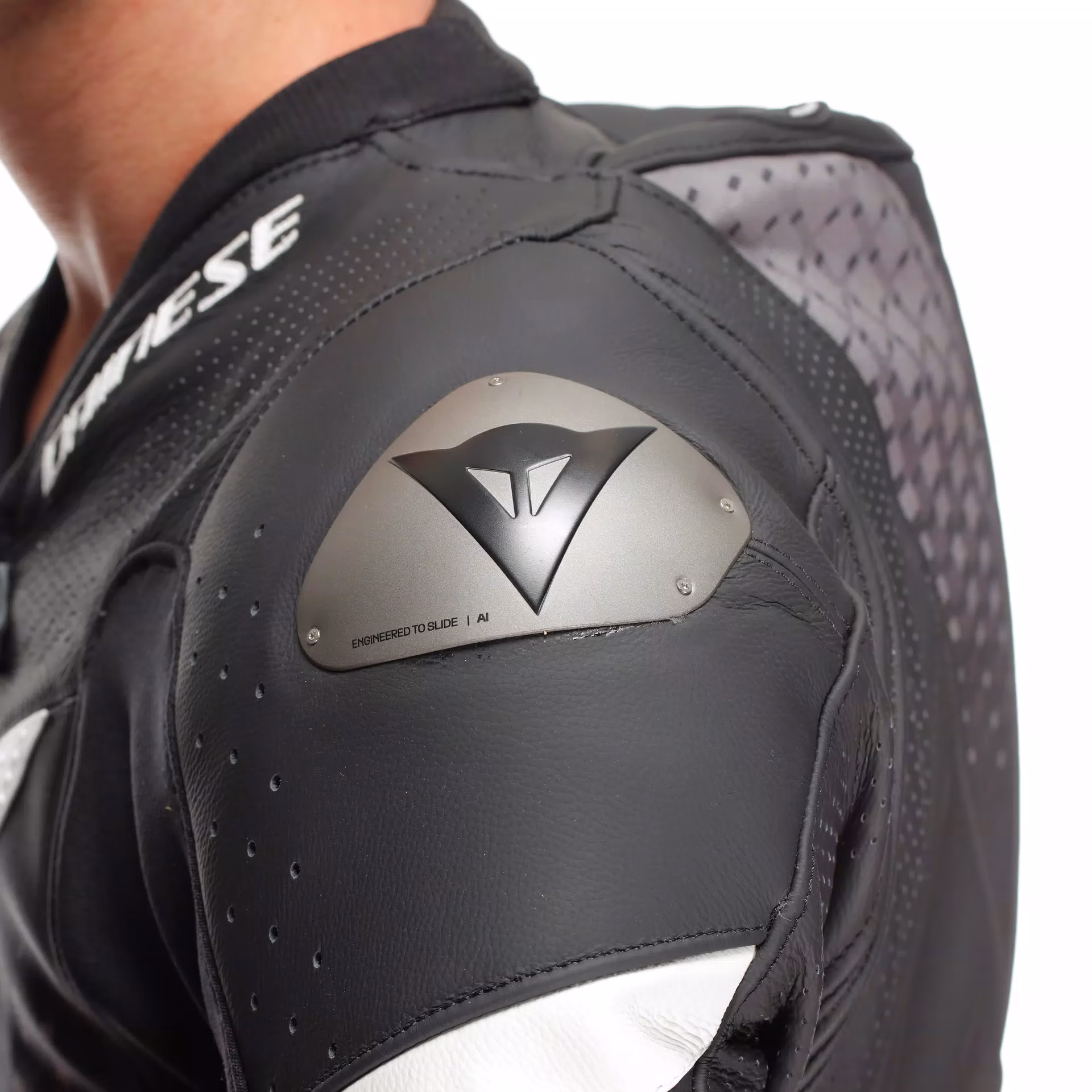 Dainese m. motoristični kombinezon LAGUNA SECA 1D V6 perforiran Črna/Bela/Siva 58