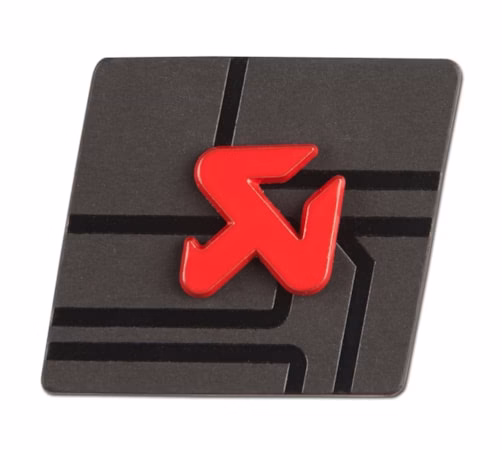 Akrapovič broška Logo Črna/Rdeča